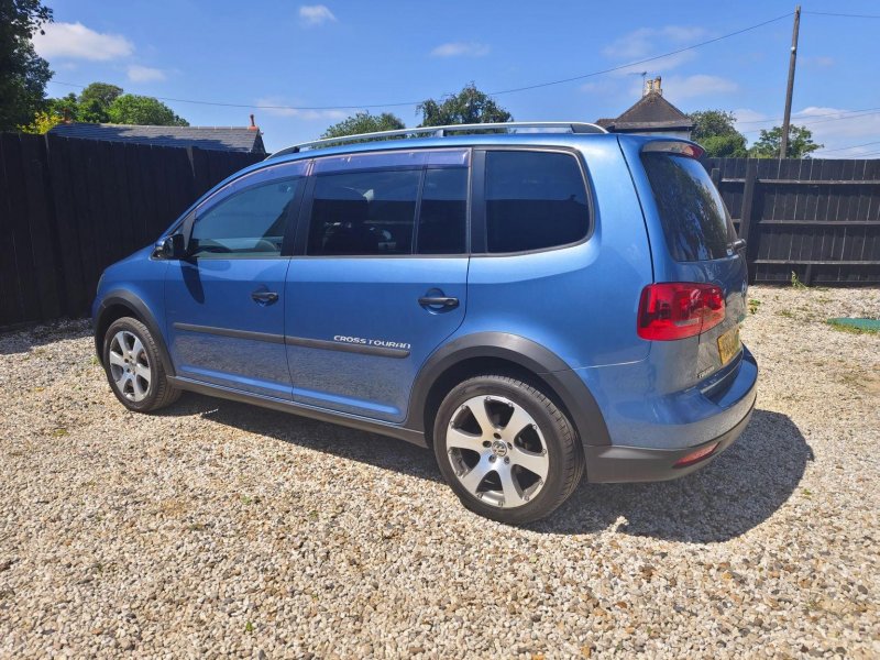 VOLKSWAGEN TOURAN