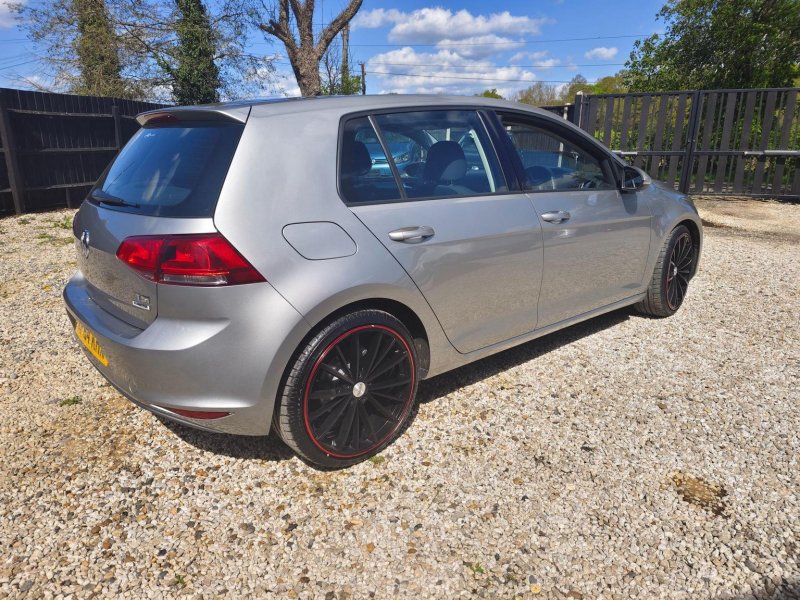 VOLKSWAGEN GOLF