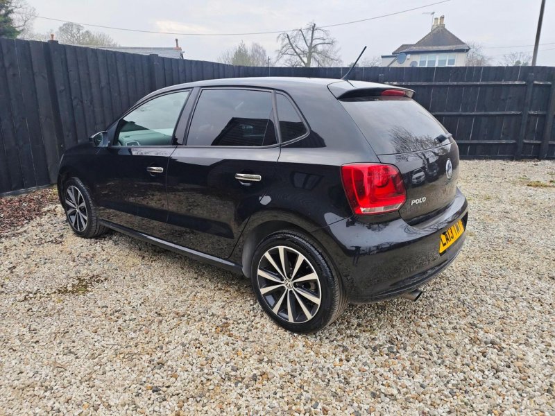 VOLKSWAGEN POLO
